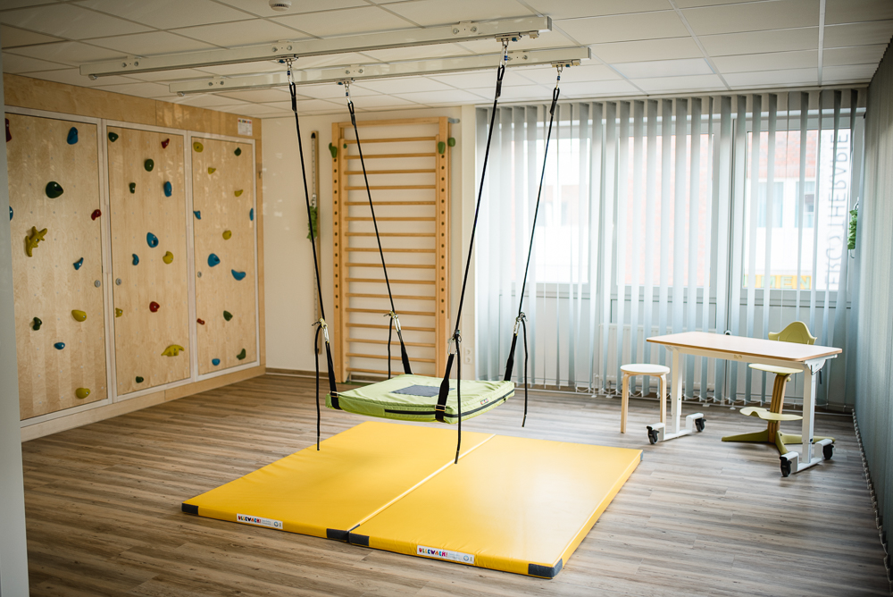 Bewegungsraum mit Kletterwand und Therapieschaukel