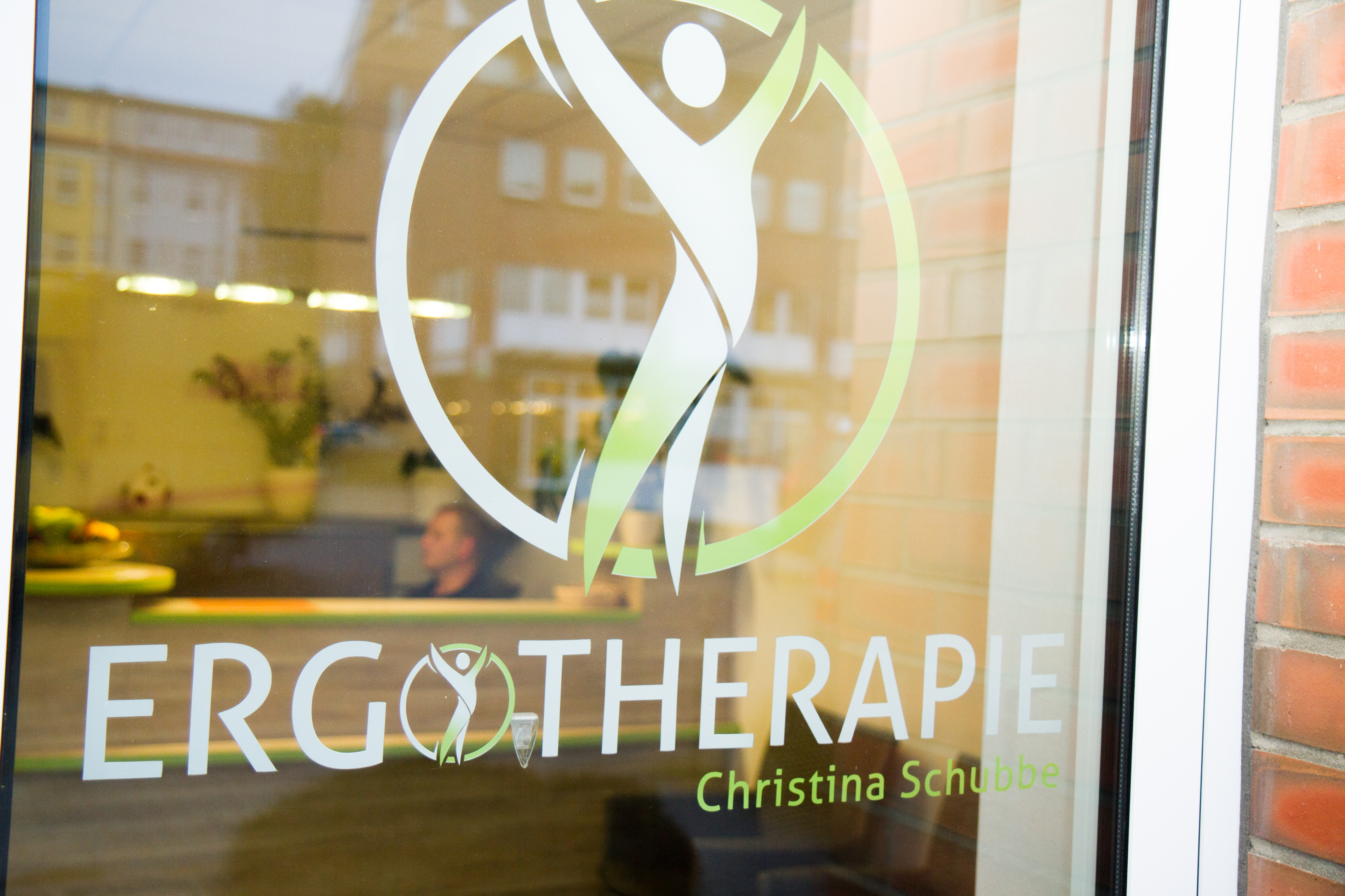 Praxislogo am Eingang der Ergotherapie Christina Schubbe